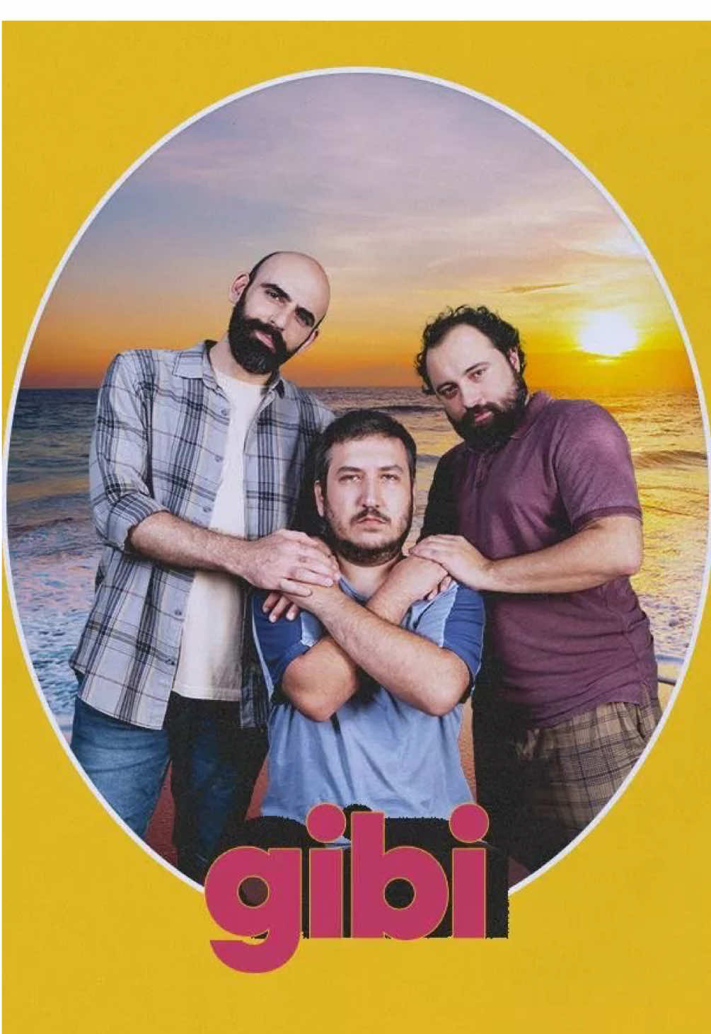 🎬 Gibi (2021–2025) Türkiye’nin en sevilen absürt komedi dizilerinden biri! 👥 Başroller: Feyyaz Yiğit, Kıvanç Kılınç, Ahmet Kürşat Öçalan 📺 Platform: Exxen 📅 Yayın: 1 Ocak 2021 – 6 Haziran 2025 📌 Toplam: 6 Sezon – 68 Bölüm ⭐ IMDb: 9.0/10 Her bölümde Yılmaz, İlkkan ve Ersoy’un gündelik ama bir o kadar da absürt olaylarına tanık oluyorsunuz. Kara mizah sevenler için kült bir yapım! Gibi öyle bir dizi ki, bir bölümünü açıyorsun sadece güleceğim diyorsun ama sonunda hayatın anlamını sorgularken buluyorsun kendini. Yılmaz’ın sabırsızlığı, İlkkan’ın inadı, Ersoy’un safça tuhaflığı… Hepsi gerçek hayattan alınmış ama öyle bir çarpıtılmış ki, günlük hayatın saçmalığını yüzüne tokat gibi vuruyor. Hem kahkaha atıyorsun hem de ‘acaba ben de böyle miyim?’ diye düşünüyorsun ⭐️PlotTwist: 9.5/10 #gibi #dizi #komedi #feyyazyiğit 