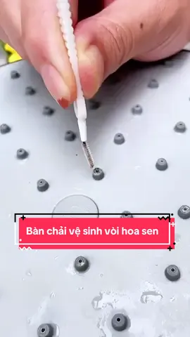 Bàn chải làm sạch cặn bẩn ở đầu vòi sen giúp nước chảy nhanh mạnh hơn #banchai#banchaivesinhvoisen  #banchaimini#ngocngannga 