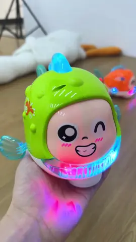 Chú cá đổi mặt dễ thương này có thể tự động xoay người khi gặp chướng ngại vật và có đèn. #dochoichobe #dochoi #xuhuong 