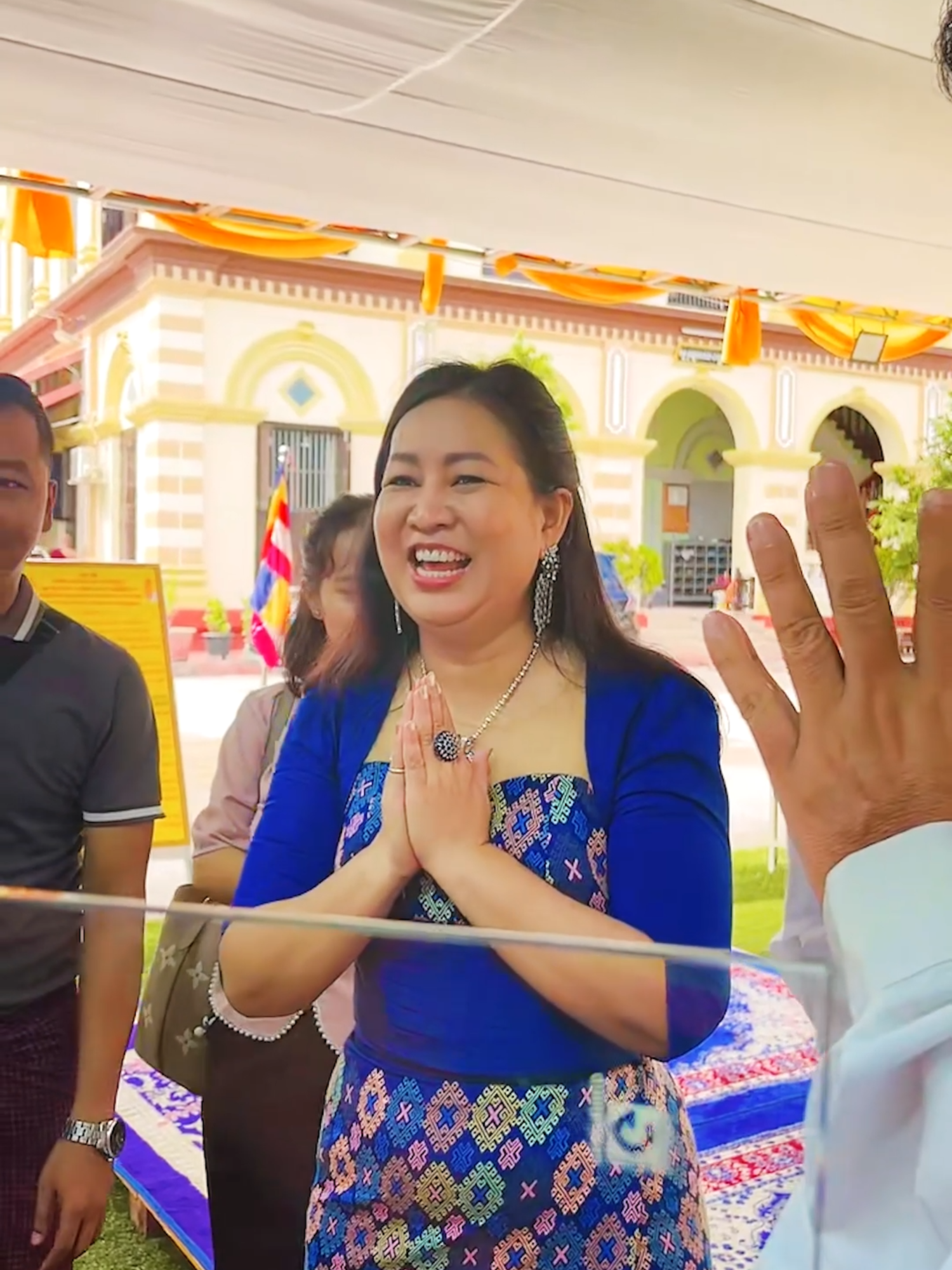 ဇွဲထက်နဲ့အတူ ထပ်တူကျောင်းဒါယိကာမဘွဲထူးကို ရတနာတွေလှူပြီး ခံယူသွားတဲ့ ထိပ်တန်းစိန်ရွှေရတနာဆိုင်ပိုင်ရှင်ကြီး 🙏#zwehtetchannel3 #4millionviews #trending #zwehtettiktok #millionvideo