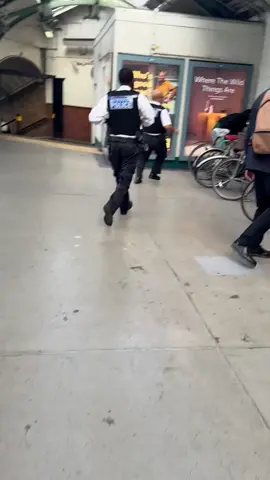 a cycle Thief caught by police.👮#londonlife #england #londontransport #tiktok 