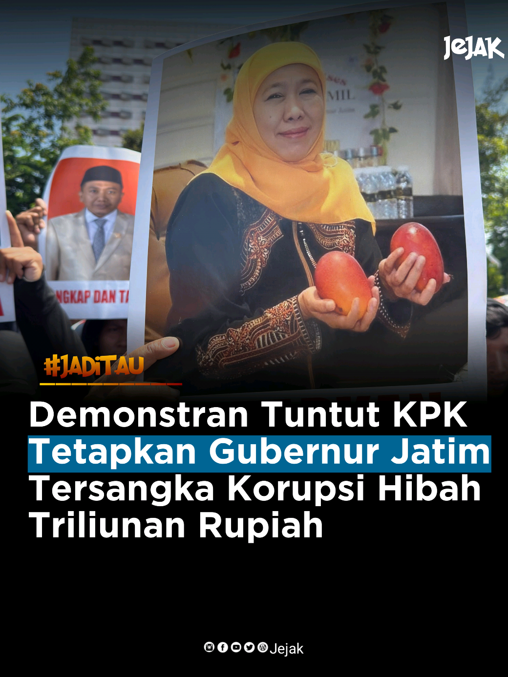 Surabaya – Kasus dugaan korupsi dana hibah Pemprov Jawa Timur kembali memanas. Jaringan Kawal Jawa Timur (Jaka Jatim) menggelar aksi unjuk rasa di depan Gedung DPRD Jawa Timur, Jalan Indrapura dan di depan Gedung Negara Grahadi, Surabaya, Selasa (23/9), menuntut Komisi Pemberantasan Korupsi (KPK) segera menetapkan Gubernur Khofifah Indar Parawansa sebagai tersangka. Koordinator Jaka Jatim, Musfiq, menyebut kerugian negara akibat dugaan penyelewengan hibah APBD Jatim mencapai Rp7,04 triliun sejak 2019 hingga 2023. Pada tahun 2024, kembali ditemukan indikasi penyelewengan berupa hibah Rp17,4 miliar dan bantuan keuangan Rp33,4 miliar. “Ini jelas meresahkan rakyat. Anggaran yang seharusnya untuk kesejahteraan justru dikorupsi. Tanpa SK dan tanda tangan gubernur, dana itu mustahil bisa cair,” tegas Musfiq dalam orasinya. Jaka Jatim juga menyoroti adanya praktik “fee” hingga 50 persen dari nilai hibah yang diduga dipotong sebelum dana cair ke lembaga, yayasan, pondok pesantren, mushalla, maupun masjid penerima. Kasus hibah ini sebelumnya sudah menjerat banyak pejabat. Pada Desember 2022, Wakil Ketua DPRD Jatim Sahat Tua Simanjuntak ditangkap KPK lewat OTT dan divonis 9 tahun penjara. Pada Juli 2024, KPK menetapkan 21 tersangka baru, terdiri atas 4 pejabat dan 17 pihak swasta. Namun hingga kini, Jaka Jatim menilai penanganannya jalan di tempat. Menurut Musfiq, peran Khofifah sebagai kepala daerah sekaligus kuasa pengguna anggaran tak bisa diabaikan. “KPK tidak boleh tebang pilih. Korupsi hibah tidak akan pernah tuntas jika kepala daerah dibiarkan utuh dalam lingkaran birokrasi,” tandasnya. Dalam aksi di depan DPRD Jatim itu, Jaka Jatim membawa lima tuntutan: Menetapkan Gubernur Jatim sebagai tersangka dalam kasus korupsi dana hibah 2019–2024. Mengusut dugaan fee hingga 50% dari alokasi hibah. Tidak hanya fokus pada hibah pokir DPRD, tetapi juga mengusut hibah eksekutif yang nilainya lebih besar. Menindak kepala OPD yang menjadi pelaksana teknis hibah. Menuntaskan kasus tanpa pandang bulu. Musfiq menegaskan, Jaka Jatim akan terus mengawal kasus ini sampai ada kepastian hukum yang adil. #tranding #fyp #foryoupage #viraltiktok #fypシ゚ 