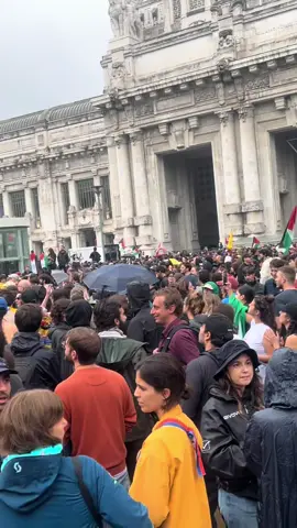 #ميلانو🇮🇹シ #🇮🇹💙  فخور بيكم ملايين الإيطاليين يتحدثون عن الحر من قلبهم وتعطفهم مع فلسطين 🇵🇸 عاش الشعب الإيطالي 🎥❤️