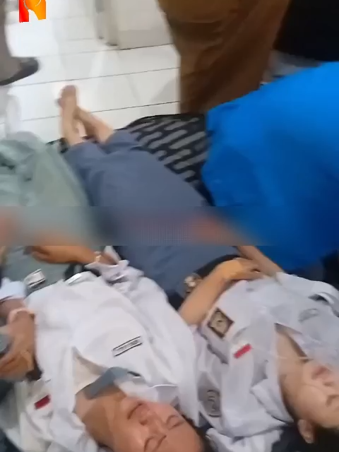 DAN TERJADI LAGI, KERACUNAN MBG Bandung Barat - Sekitar 75 pelajar jenjang SD hingga SMA di Kecamatan Cipongkor, Kabupaten Bandung Barat (KBB) diduga keracunan menu Makan Bergizi Gratis (MBG). Para pelajar dirawat di puskesmas dan rumah sakit (RS). 