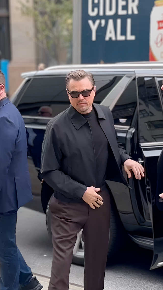 Leonardo DiCaprio è stato avvistato a New York in una versione insolitamente “scoperta”. L’attore, che di solito preferisce mantenere un basso profilo, ha sorpreso i fan fermandosi con grande disponibilità per scattare foto e firmare autografi. Un momento raro, che ha permesso al pubblico di apprezzarne la vicinanza e la spontaneità. Il premio Oscar è attualmente impegnato nella promozione di One Battle After Another, il nuovo film diretto da Paul Thomas Anderson. Accanto a lui, un cast stellare composto da Teyana Taylor, Benicio del Toro, Sean Penn e Regina Hall. La pellicola, ispirata al romanzo Vineland di Thomas Pynchon, pubblicato nel 1990, porta sullo schermo un intenso thriller d’azione. DiCaprio interpreta Bob Ferguson, un rivoluzionario trasandato e tormentato che, insieme alla figlia Willa, vive in un costante stato di paranoia e isolamento. Un ruolo complesso e sfaccettato, che promette di mostrare ancora una volta le straordinarie capacità interpretative dell’attore. [📹 BACKGRID] #whoopsee #dicaprio #leonardodicaprio 