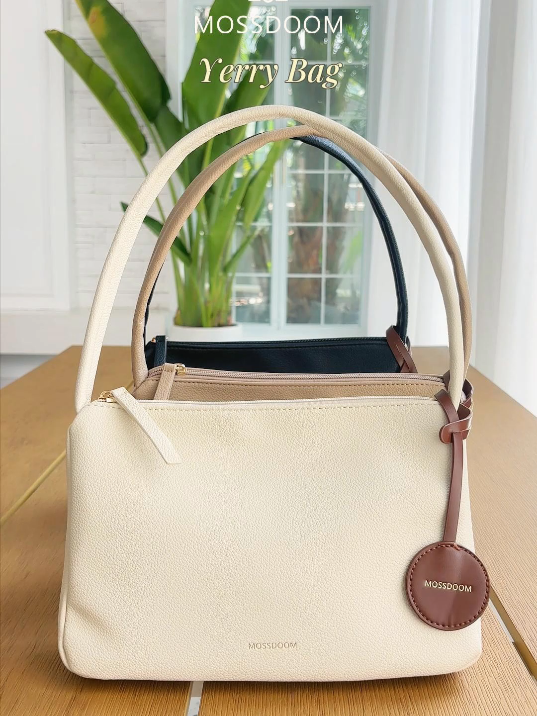 ✨Một món đồ không thể bỏ qua cho các cô gái! Chiếc túi tote nhỏ gọn này đơn giản và đa năng, có sức chứa lớn, đựng được iPad và các vật dụng cần thiết hàng ngày, hoàn hảo cho việc đi lại và mua sắm.#mossdoomvietnam #mossdoombag #womenbag #totebag #TuiXachNu #TuiXachThoiTrang