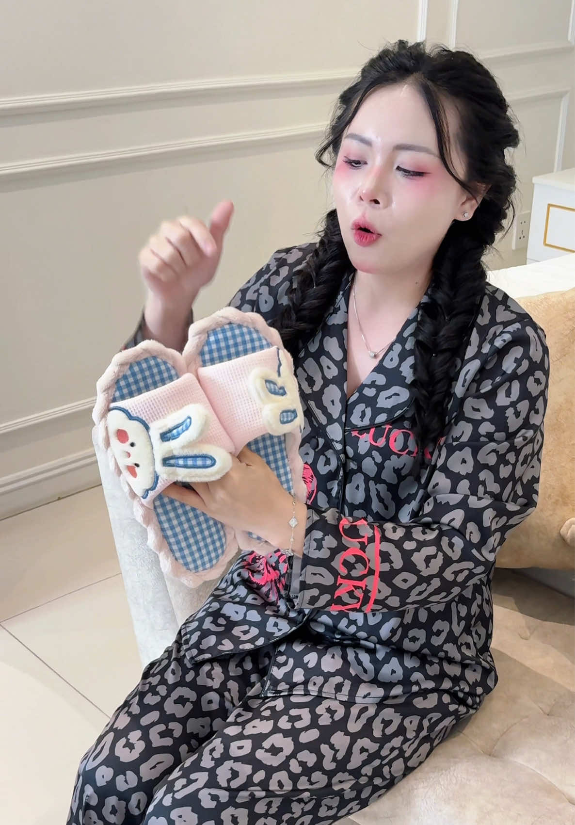 Cái đôi dép đúng chất lượng tiền nào của đó thiệt nha êm chân lấm ạ #hồngnhungđồbộ #dep #depmangtrongnha #depxinh #depchongtrontruot 