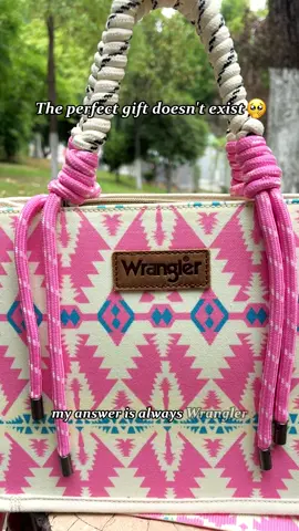This bag features a simple and elegant design, carry it and instantly enhance your presence!#westernfashion #TikTokFashion #westerncowgirl #oldwest #wrangler 
