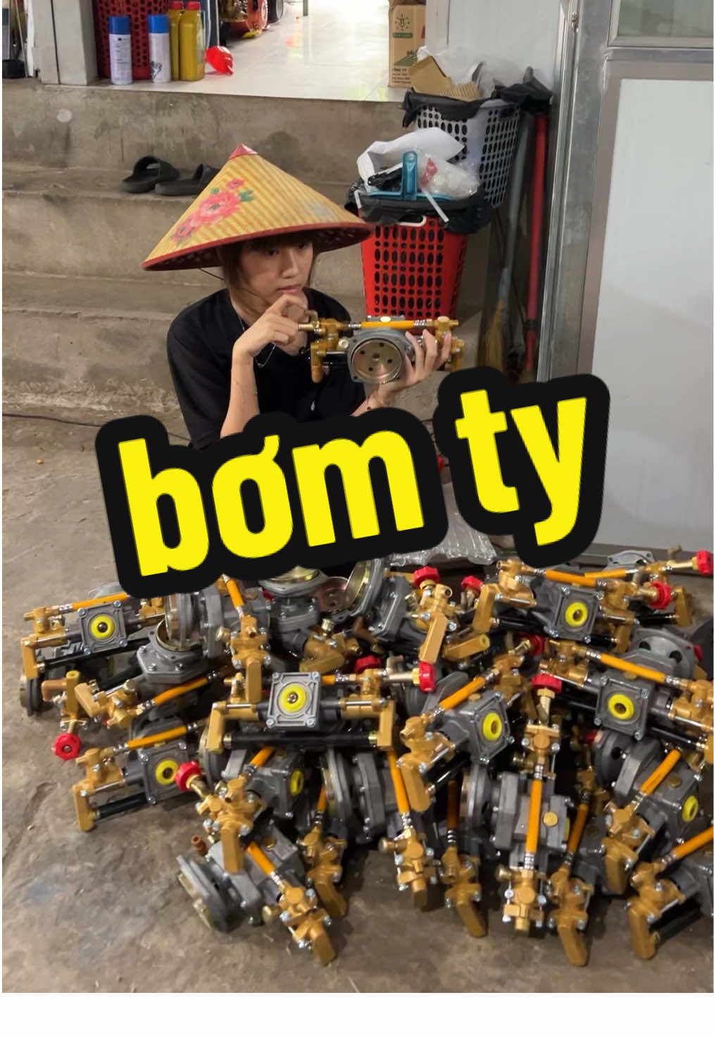 bơm ty xịt thuốc gắn đầu máy cắt cỏ