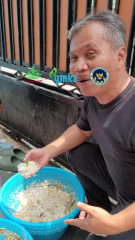 Limbah MBG itu organic. Bisa jadi pupuk dan bisa jadi pakan. Apapun limbah organic itu sangat bermanfaat. Syarat utamanya punya lahan untuk ternak, untuk tanaman, dan untuk ikan. Gak usah diolah macam macam. Kalau untuk pupuk ya tinggal buat lubang tanah lalu tutupin tanah lagi. Kalau banyak kayu ya untuk perapian dapur produksi tahu atau tempe.  #jimmyhantufoundation #jimmyhantu #sppgmutiarakeratonsolo 