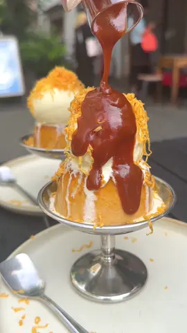 【衝撃】かぼちゃ×チーズの奇跡プリンが濃厚すぎた！ 店名：FEBRUARY KITCHEN 濃密なかぼちゃの旨みをぎゅっと詰め込んだプリン！とろりと濃厚な口あたりで上にアイスと生キャラメルソースをかけ、仕上げに削ったチーズをふわりとかけて完成させる至高の一品です！ かぼちゃとチーズの二層で焼き上げたバスクチーズケーキ。ほんのりチャイを効かせた奥行きのある大人な味わい！ どちらもテイクアウト可能でプリンはテイクアウト時にはアイスなしの仕様で提供されます。 浅草に店舗があり行列ができる人気店で今回特別にコラボ出店します！ 9/24-9/30まで新宿高島屋の地下1F「cafeむにペこ」むにぐるめとはらぺこグルメ日記のコラボcafeで期間限定で食べられます！ 続いて10/1〜10/7には「甘味みつや」「あきばちさん」が登場予定。 店舖：新宿高島屋 住所：東京都渋谷区千駄ヶ谷5-24-2 最寄り駅：新宿駅から徒歩1分 営業時間：10時半から 19時 #東京グルメ #tokyo #japanesefood Pumpkin x Cheese Pudding Too Rich to Handle! FEBRUARY KITCHEN is famous for pumpkin pudding topped with ice cream, caramel sauce, and shaved cheese. They also serve a pumpkin-cheese basque cheesecake with chai. Available Sep 24–30 at Shinjuku Takashimaya B1F pop-up. #TokyoEats #TokyoDessert 