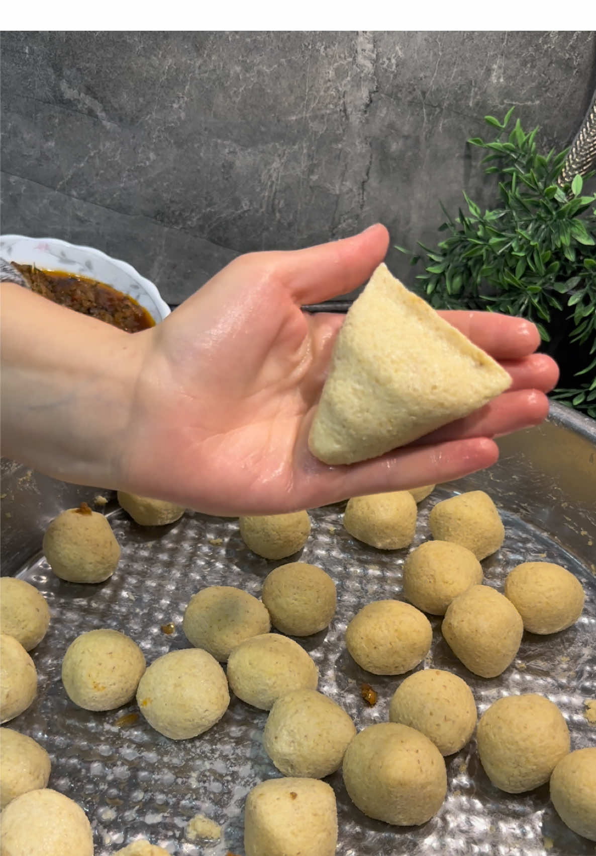 “Bugün Batman – Diyarbakır yöresine ait içli köfte yaptım 💕 Hamurunda ne patates  ne un nede katkı… Sadece su, ve bir yumurtayla yoğurdum. İncecik açtım, içini sevgiyle doldurdum. Soğanıyla, baharatıyla kavrulmuş kıyması tam kıvamında oldu. İçli köfte bizim kültürümüzde sadece yemek değildir, emektir, sabırdır, paylaşmaktır. Sofraya geldi mi herkesin yüzü güler, muhabbet artar, bereket çoğalır. 🌿 Ben de bugün bu sıcaklığı, bu geleneksel lezzeti sizinle paylaşmak istedim. Afiyetle, muhabbetle yensin… Diyarbakır’ın sıcağı, Batman’ın sevgisi her lokmada hissedilsin. 🧡” Videomun keşfete düşmesi için beyenip takip ederseniz mutlu olurum🙏 Sonuna kadar okuyan herkese gönülden teşekkür ediyorum #viralolsun #viraltiktok #tiktokviral #içliköfte #keşfet 