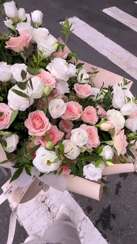 Không cần em phải hoàn hảo, không cần em phải ổn. Anh chỉ cần em là chính em… và anh sẽ ở lại. #tiemhoanho #nhofleur_hoatuoi #hoatuoisaigon #hoadep #xuhuong 