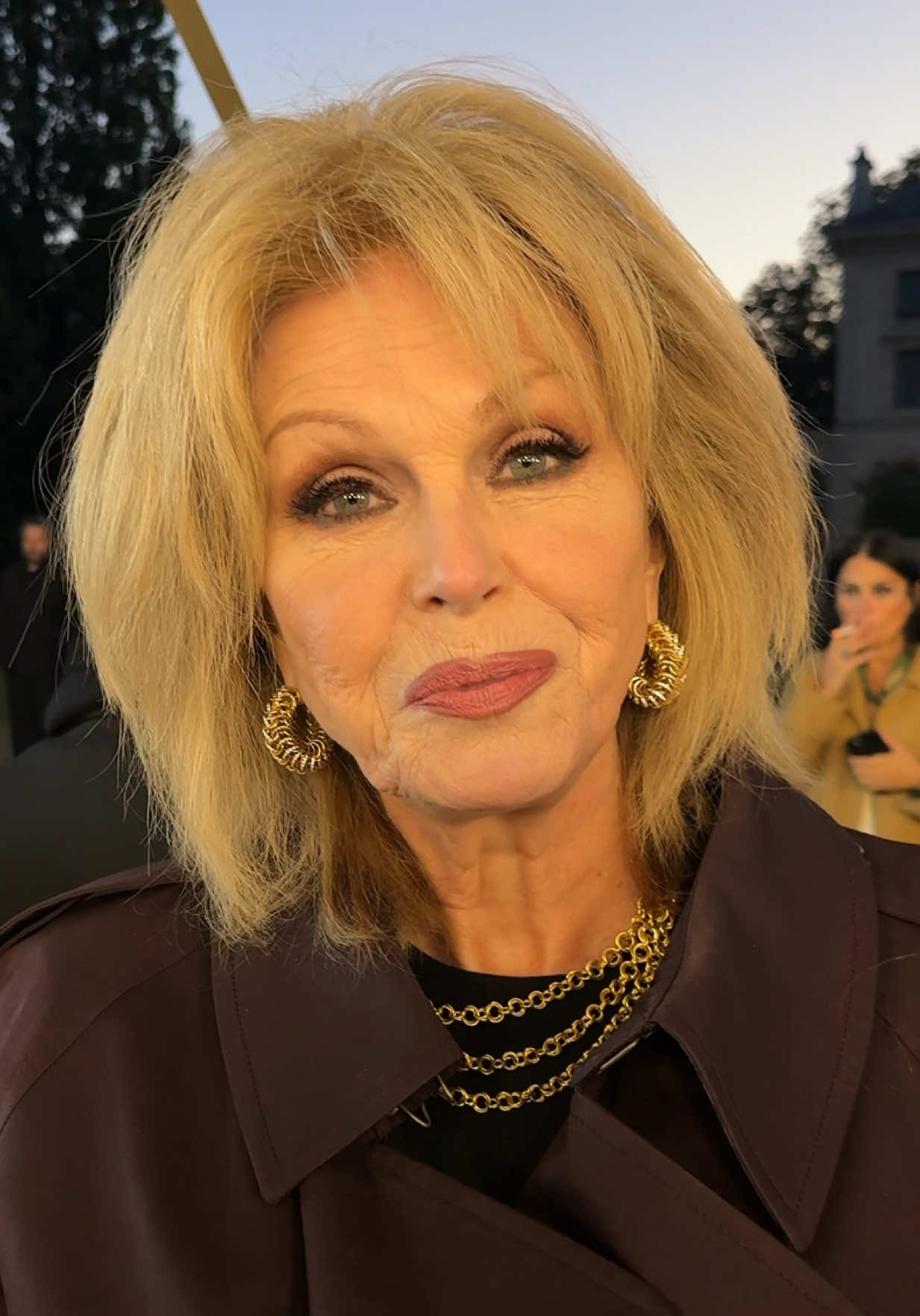 “Cheers sweetie, thanks a lot.” We caught up with the Absolutely Fabulous Joanna Lumley at the @burberry spring summer 26 show 🍾! #joannalumley #abfab #burberry #lfw  #londonfashionweek 
