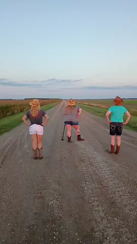 ALL THE PRETTY SISTERS WALK LIKE THIS ❤️#fyp #princess👑lizzy👑 #goviral #strong2gether #crazy🙃tikfamily @angeleyes56726 @Allie 