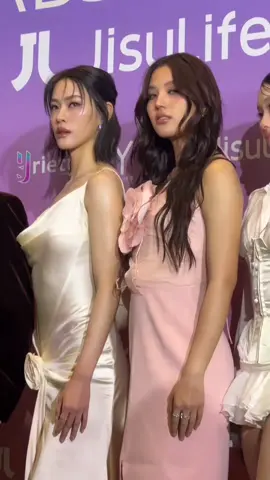 Omg how can they be this gorgeous 😍,  just look at them 😭😭 #yEntawards2025xEmibonnie #emibonnie #thaigl #emiamily #beonnnie 