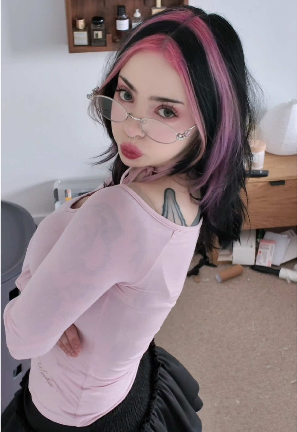 Can you guess my favourite colour 🩷💕 makeup hair transition #makeuptransformation #tattoogirl #OOTD #hairtransformation #makeup 