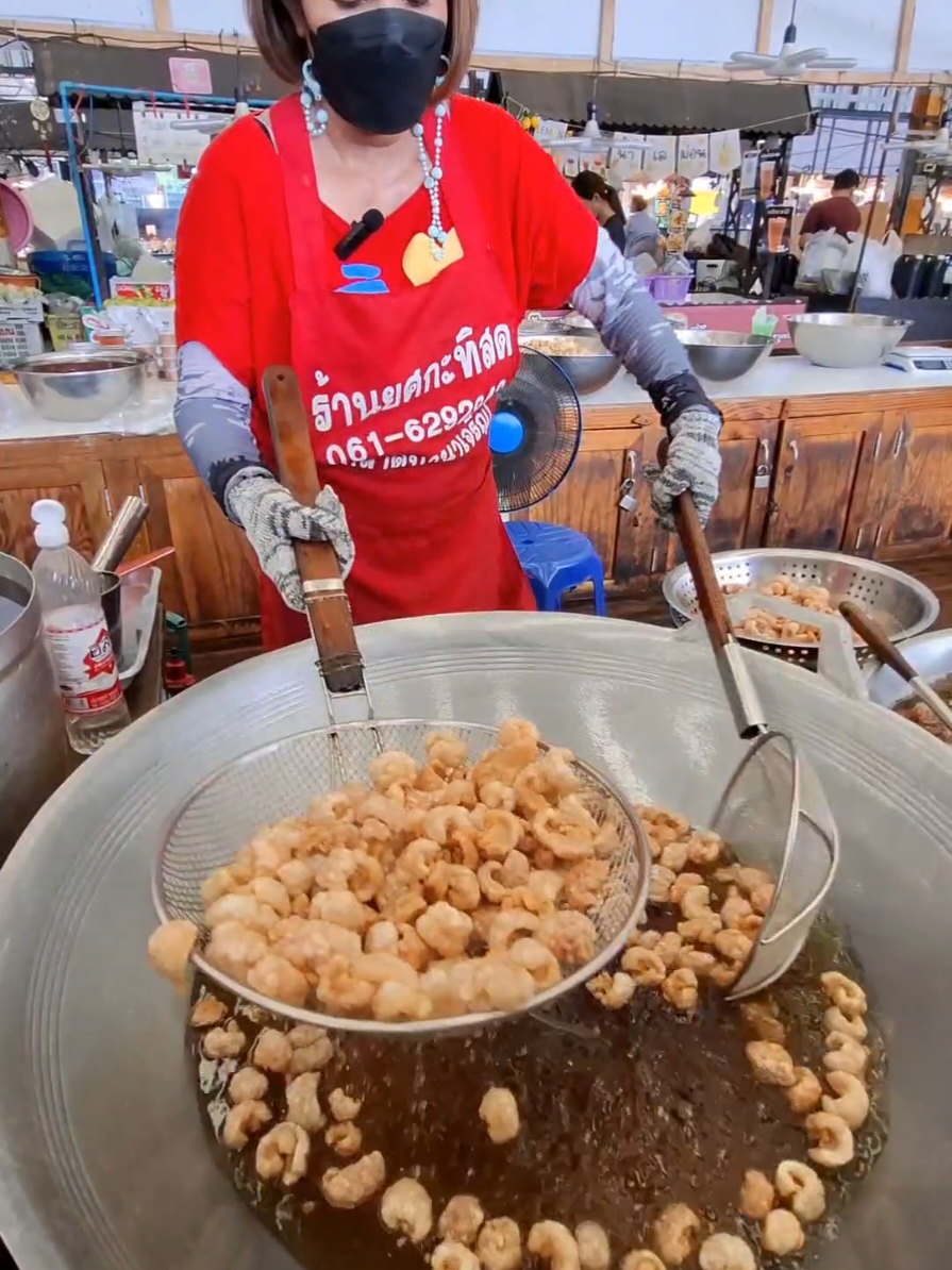 สูตรเด็ดเคล็ดลับการทอดแคปหมู กรอบ ฟู ไม่อมน้ำมัน ! ร้าน : เจ้อ้อน แคปหมู  พิกัด : ตลาดนานาเจริญ ลำลูกกาคลอง2 โซนตลาดนัด เปิด : 15.00น.-20.00น. หยุดทุกวันที่1และ16ของเดือน  ราคา : 40,50,100 บาท เบอร์โทร : 095-4732035 , 063-9639753 #เจ้อ้อนแคปหมู #แคปหมู #อร่ออยเด็ดสายคลอง #โต้งปืนโตChannel 