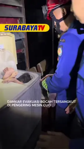 Seorang bocah laki-laki berusia tujuh tahun menyangkut di dalam pengering mesin cuci di Jalan Gelatik, Depok Jaya, Pancoran Mas, Kota Depok, Sabtu (20/9/2025) sekitar pukul 17.53 WIB. Kabid Pengendalian Operasional Kebakaran dan Penyelamatan Damkar Depok, Tesy Haryati mengatakan petugas menerima laporan anak masuk dalam mesin cuci sekitar pukul 18.09 WIB.  Tesy menerangkan, insiden bermula saat sang anak yang sedang hiperaktif bermain di dekat mesin cuci dengan kondisi orangtuanya sedang ke kamar mandi. Lalu, sang ibu mendengar teriakan yang berasal dari anaknya itu. Diperkirakan, anak itu menyangkut di dalam mesin pengering selama 10 menit dengan posisi kaki dan tangan di atas (luar mesin) dan sebagian kepala terlihat. Proses evakuasi dilakukan dengan cara mengangkat kaki dan tangan korban bersamaan. #viral #beritaviral #beritaterkini #surabayatv 