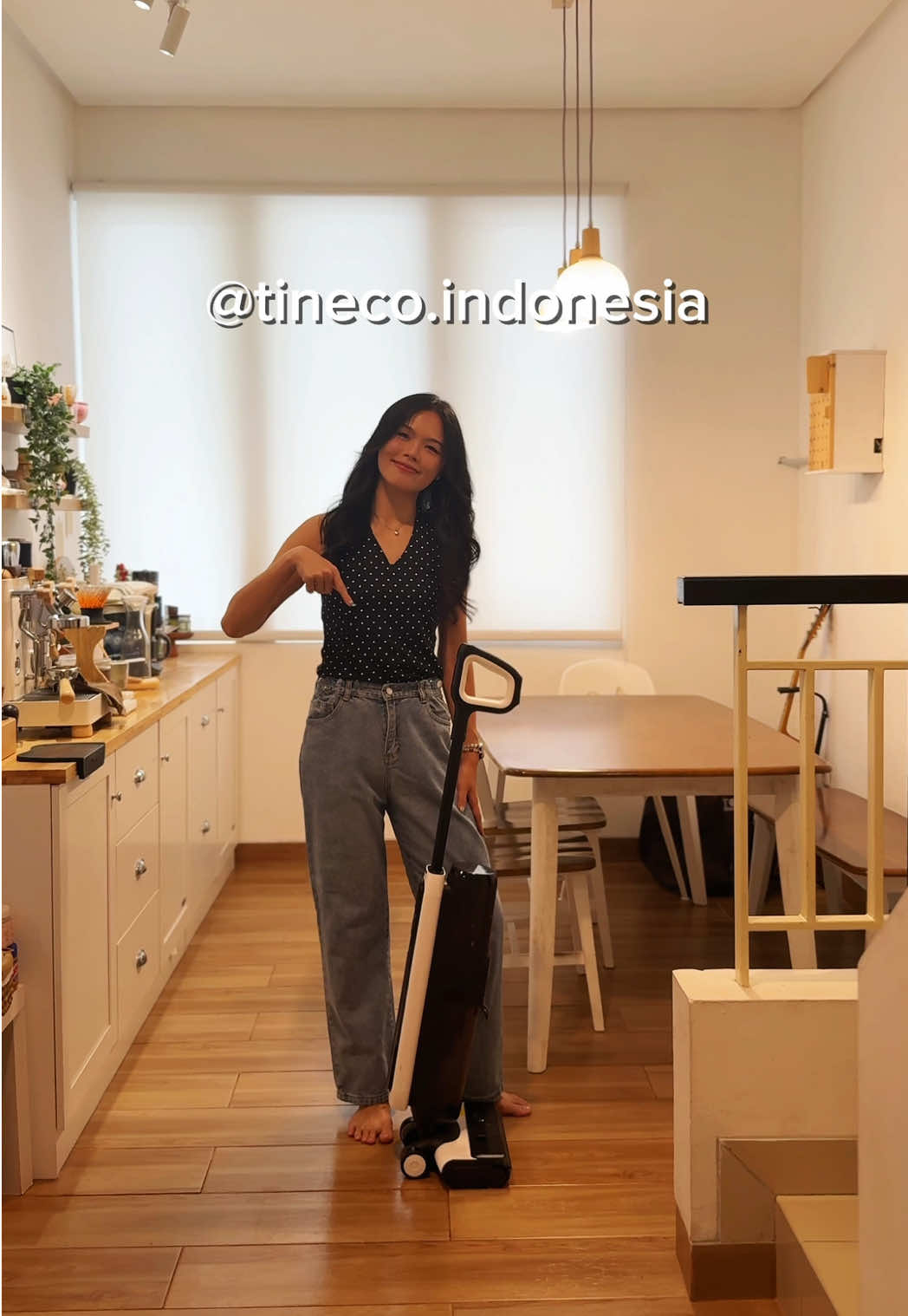 Pemakaian 6 bulan bareng @tineco.indonesia 💛 jujur so far ini bukan yang paling mahal tapi worth it banget! Ada garansi juga 2 tahun (t&c berlaku) dan emang udah jadi andalan buat bebersih apapun di rumah, awet bisa dipake setengah jam lebih dan ada fitur self cleaning juga! Recommended banget 🥰 Tineco review vacuum S6 flash dry tineco indonesia homeliving rekomendasi smart vacuum