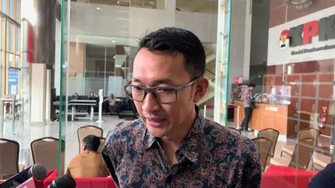 Periksa Bupati Pati, KPK Duga Ada Pengaturan Vendor dalam Proyek Jalur Kereta Jakarta: Komisi Pemberantasan Korupsi (KPK) memeriksa Bupati Pati Sudewo, pada Senin, 22 September 2025. Sudewo diminta menjelaskan soal kasus dugaan suap proyek jalur kereta pada Ditjen Perkeretaapian Kementerian Perhubungan (Kemenhub). “Penyidik mendalami pengetahuan dari saksi dimaksud, berkaitan dengan proses-proses pengadaannya, dan juga ada dugaan fee proyek dalam perkara itu,” kata juru bicara KPK Budi Prasetyo di Gedung Merah Putih KPK, Jakarta Selatan, Selasa, 23 September 2025. Budi enggan memerinci total uang yang ditanyakan penyidik kepada Sudewo. Dana itu diduga untuk mengondisikan pemenang vendor dalam proyek ini. “Jadi sudah diatur, di-setting siapa nanti vendor yang akan menjadi pemenang dalam pengadaan tersebut,” ujar Budi. Menurut Budi, pemenang vendor dilakukan dengan ‘kuncian’ tertentu. Padahal, perusahaan pemenang proyek tidak memiliki spesifikasi khusus untuk melakukan pekerjaan. #sudewo #pati #kpk #fyp #bupatipati 