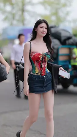 #Fair skin and beauty #Beautiful lady #Long-legged beauty @Xianzi-