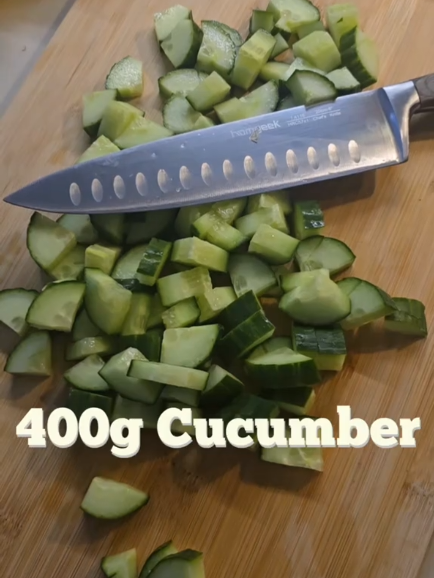 Chicken breast (raw): 2.64kg → ~330g per meal raw → ~250g cooked → 60g protein per meal Wholewheat fusilli: 300g dry total → ~37–38g per meal dry (~90–100g cooked) • Feta cheese: 240g total → 30g per meal •  • Red pesto: 8 tbsp total → 1 tbsp (~15g) per meal •  • Peppers: 800g total → 100g per meal •  • Cucumber: 400g total → 50g per meal •  • Red onion: 400g total → 50g per meal •  • Baby plum tomatoes: 200–250g total → ~25–30g per meal •  • Lemon juice: from 1–2 lemons, drizzle over • Fresh coriander: handful, chopped • Wild rocket: small handful per portion, added when serving Seasonings: • Onion powder • Paprika • Pink Himalayan salt • Black pepper • Cayenne pepper Macros per portion : • Calories: 522–622 kcal • Protein: 60g • Carbs: ~35–40g • Fat: ~18–20g • Cutting pasta lowers calories but keeps protein high. • Your spices will give flavor without adding calories. • This fits your fat-loss goal while maintaining muscle-friendly protein. Discipline tastes like progress. 🔥 8 meals prepped, 60g protein each, full of flavor and fuel for the gains. No shortcuts, just consistency. Your goals don’t work unless you do. 💪 #StriveMotivation #MealPrep #HighProtein #FatLossJourney #DisciplineOverMotivation  