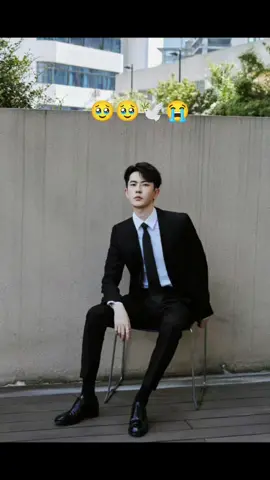 မုံမုံအသံလေးနဲ့ဘတ်စုံတော်တဲ့ကလေးကိုမှရက်ရက်စက်စက်လုပ်ကြံကျတဲ့လူ17နှစ်ယောက်ကိုဘယ်တော့မှမမေ့ဘူးလွမ်းလိုက်တာကလေးရယ်#yumenglong于朦胧 