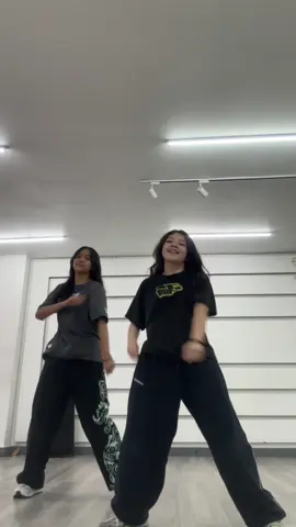 CURLY HAIR DUO (it was a tired run 😢) @Parisss dc: @4 #dance #fyp 