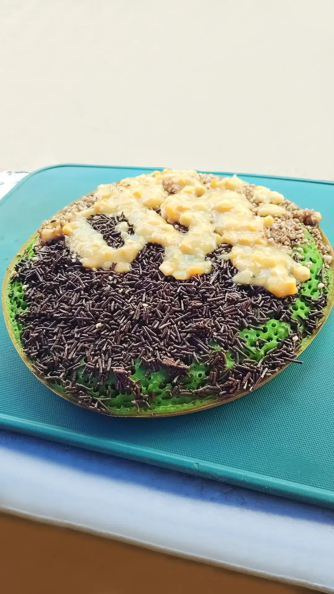 Bukan sekadar apam balik biasa, kami ada topping premium macam Biscoff, Nutella, Peanut Butter, Oreo, Kinder Bueno, Coklat, Cheese, Kelapa, Pulut Hitam, Jagung & Susu pekat leleh 🤤 Yang paling special 👉 kulit apam balik kami dibuat dengan tepung berperisa! 🌸 Strawberry 🍊 Oren 🍃 Pandan 🍫 Coklat ☕ Cappuccino Setiap gigitan ada rasa baru yang confirm buat repeat 😍 📍 Lokasi: Tapak Pasar Malam Gong Badak ⏰ 11AM – 5PM (Tutup Setiap Selasa) 👉 Kalau anda warga Gong Badak, WAJIB try sebab ni first time apam balik style macam ni ada dekat sini 🚀 #martabakmanis #apambalik #Martabak #fyp #fypシ゚ 