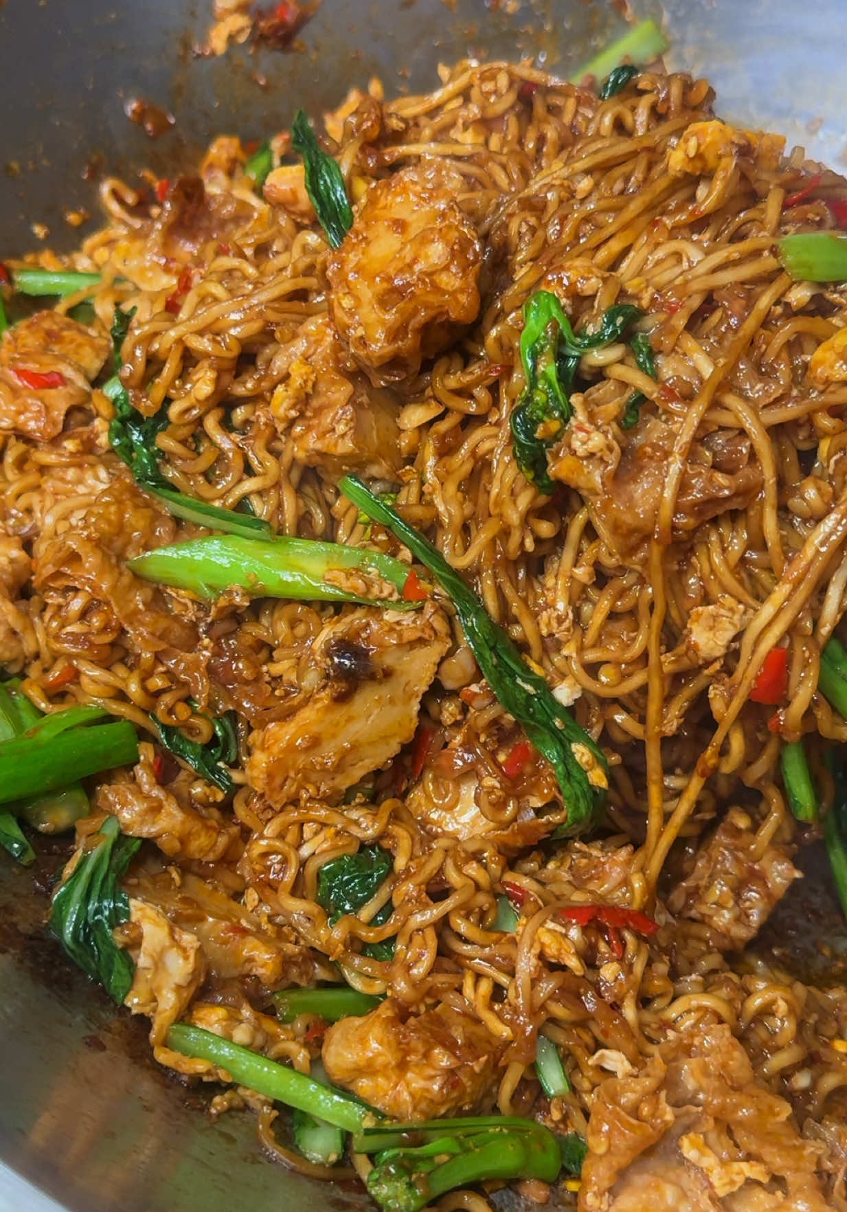Mi Segera Goreng. Lama betul tak buat, teringin nak makan. Buat pedas-pedas. Moh le buat! . 🅱️ Bahan-bahan Minyak mask untuk menumis 4 paket mi segera kari 2 paket perencah dari dalam paket mi segera (tambah jika suka) 2 cawan air 3 biji telur Fishcake Sayur sawi bunga 2  sdb Kicap Lemak Masin  Adabi ¼ cawan Sos Cili Thai Adabi 2 sdb Sos Seafood Adabi 1 sdb Cooking Caramel ▪️Bahan Kisar Kasar 3 biji bawang merah 7 ulas bawang putih 9 biji cili padi (adjust ikut selera) . #viral #Recipe #fypシ #foryou #foryourepage #fyp #foryoupage #explore #explorepage #explorer #tiktokmalaysia #tiktokindonesia #tiktoksingapore #noodles #cooking 