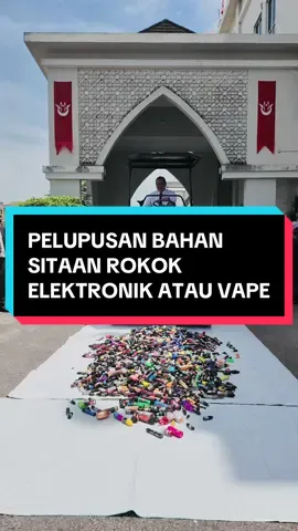 𝐏𝐄𝐋𝐔𝐏𝐔𝐒𝐀𝐍 𝐁𝐀𝐇𝐀𝐍 𝐒𝐈𝐓𝐀𝐀𝐍 𝐑𝐎𝐊𝐎𝐊 𝐄𝐋𝐄𝐊𝐓𝐑𝐎𝐍𝐈𝐊 𝐀𝐓𝐀𝐔 𝐕𝐀𝐏𝐄 TANAH MERAH, 23 SEPTEMBER 2025 (SELASA) – Majlis Daerah Tanah Merah telah membuat pelupusan secara musnah bagi rokok elektronik atau ‘vape’ hasil operasi sitaan yang telah dijalankan sebelum ini dalam kawasan pentadbiran Majlis Daerah Tanah Merah. Aktiviti pelupusan ini turut dihadiri oleh YB Dato’ Haji Abdul Fattah bin Haji Mahmood (ADUN Bukit Panau), Ahli – Ahli Majlis MDTM, wakil IPD Tanah Merah, Setiausaha Majlis serta kakitangan Majlis Daerah Tanah Merah.  Sepertimana semua sedia maklum bahawa larangan penjualan rokok elektronik atau vape di Negeri Kelantan juga telah berkuatkuasa sejak tahun 2015. Sehubungan dengan itu, YABrs Tuan Yang Dipertua Majlis Daerah Tanah Merah menasihatkan supaya mereka yang terlibat dengan aktiviti penjualan cecair vape dan peranti rokok elektronik supaya menghentikan segera penjualan produk berkenaan. Operasi tindakan penguatkuasaan terhadap larangan vape ini akan dijalankan secara berterusan di daerah Tanah Merah. Warga Tanah Merah khususnya pemilik premis perniagaan adalah diingatkan untuk patuh kepada undang-undang yang telah ditetapkan. #MajlisDaerahTanahMerah  #pelupusanvape #fypシ゚ 