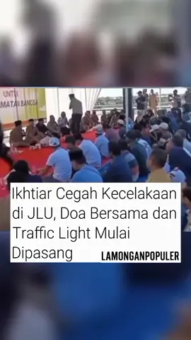 Upaya dalam menekan angka kecelakaan di jalan lingkar utara (jlu), pemkab lamongan memasang dua traffic light (apill) di simpang kaliotik dan simpang balun, kecamatan turi. pemasangan ini diawali doa bersama pada selasa (23/9/2025) di lokasi simpang balun. bupati lamongan yuhronur efendi menyebut sejak diaktifkan agustus lalu, jlu terus dievaluasi untuk meningkatkan keamanan dan kelancaran lalu lintas. jalan sepanjang 7,15 km yang menghubungkan desa rejosari, deket hingga desa plosowahyu, lamongan, sebelumnya telah dilengkapi tiga apill di pintu barat, pintu timur, dan deket.   untuk sementara jlu ditutup hingga pemasangan dua apill baru rampung. kepala bbpjn jatim-bali melalui perwakilannya, arfian zanuardi, menegaskan bahwa pengkajian jlu akan terus dilakukan. ke depan, penyempurnaan berkesinambungan diperlukan mulai dari kondisi jalan, penerangan, hingga pengaturan lalu lintas agar jlu semakin aman dan optimal dimanfaatkan masyarakat. Sc: surabayapagi Gimana pendapatmu?