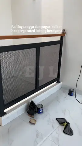 Pemasangan Railing tangga plat perporated hexagonal 