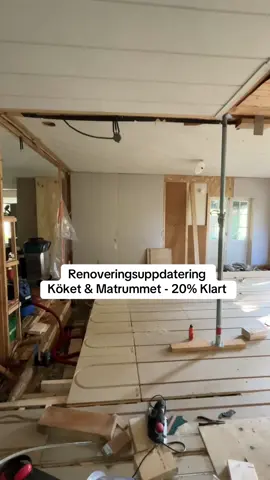 Uppdatering från Köket och matrummet🥰 Några av er tyckte att det är lite svårt att hänga med i vilken del av huset vi renoverar just nu så tänka jag visa hela rummet så att ni får en bättre uppfattning! #bygg #renovering #totalrenovering #husdrömmar #inredning 