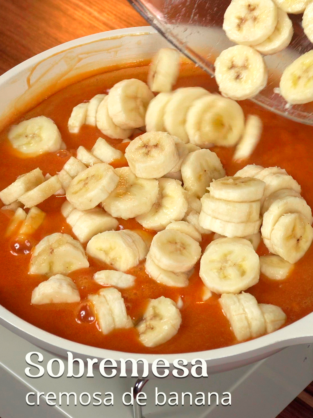 SOBREMESA CREMOSA DE BANANA Todo mundo só vai querer comer essa sobremesa de banana. Super fácil e cremosa! Ingredientes: · 1 xícara de açúcar · 200 g de creme de leite · 6 bananas Creme: · ½ xícara de açúcar · 3 colheres de sopa de amido de milho · 200 g de creme de leite · 3 gemas de ovo · 1 colher de sopa de essência de baunilha · 630 ml de leite #receitas#sobremesa#banana#receitasimples#receitafacil#receitastiktok#aprendanotiktok