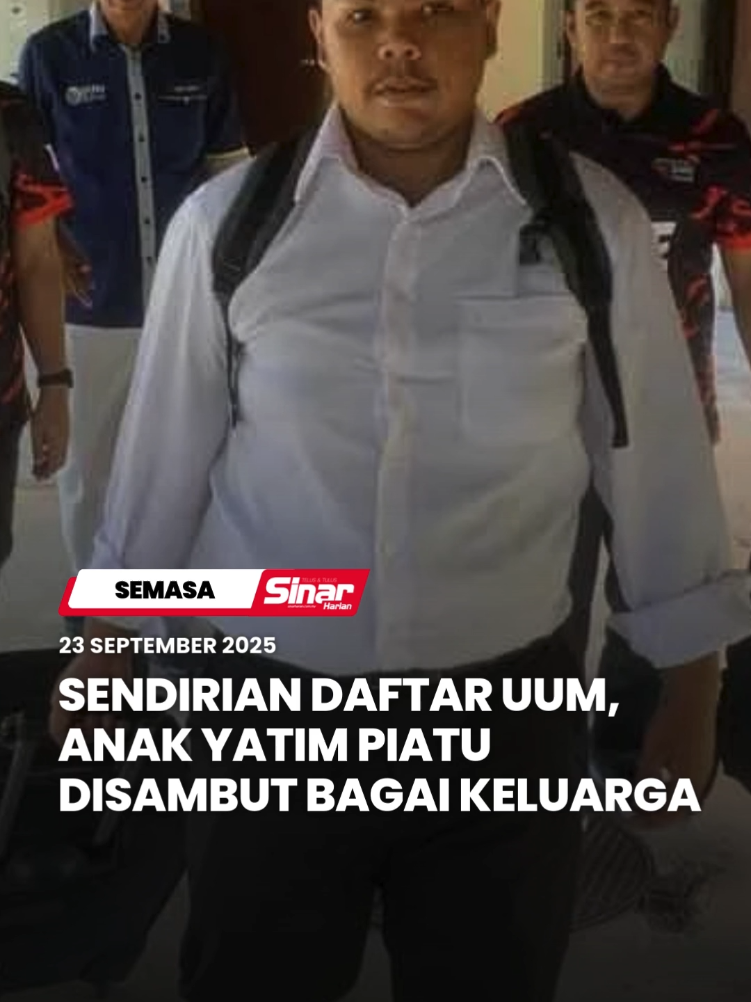 Panas terik tengah hari tidak mampu menandingi rasa sepi di hati Putera Iman Shah Shahiran, 19, ketika menuruni tangga Stesen Kereta Api Arau dengan beg besar terseret di tangan dan dua beg sandang di bahu. Anak tunggal yatim piatu itu tiba untuk mendaftar sebagai mahasiswa Universiti Utara Malaysia (UUM) tanpa ditemani sesiapa, hanya berbekalkan semangat dan kenangan bersama arwah ibu serta ayah yang sudah pergi menghadap Ilahi. #SinarHarian #SinarTerkini #ImanShah #Mahasiswa #YatimPiatu