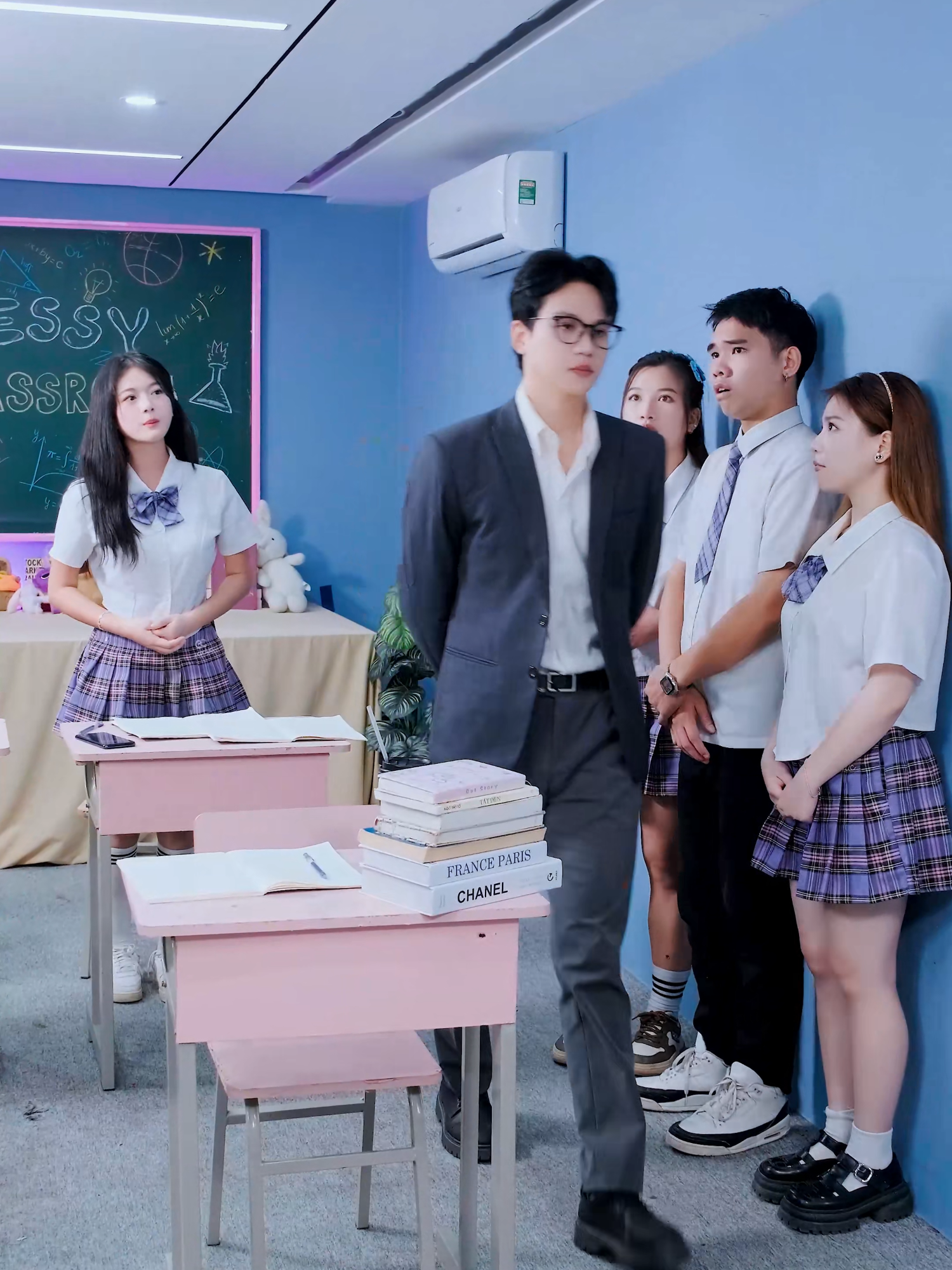 Genius Phone Hiding Tricks in Class! 🚫😱#linhchihihi #messyclassroom #linhchihihine #linhchihihihi_