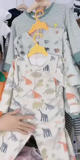 Sắm ngay Bộ Đồ Dài Tay cho bé họa tiết khủng long! Chất cotton mềm mịn, bé trai bé gái đều mặc được, giá lại còn rẻ.