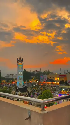 Senja di ranah minang😍 #sunset #views #view #vibes #bukittinggi #padang #kelok9 #jamgadang #payakumbuh #ranahminang #minangtiktok #minang #malapehhao #rayola #senja #rumahgadang #bismillah #fypage 