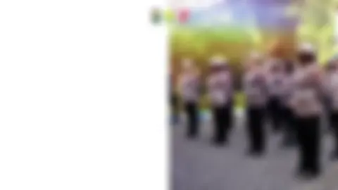 Polwan Polda Jawa Timur melaksanakan gatur dan pembagian helm, coklat, bunga pada Senin, 22 September 2025. Kegiatan ini digelar dalam rangka memperingati hari jadi Polwan ke-77 dengan tema Polri untuk Masyarakat, serta memberikan edukasi tentang keselamatan berlalu lintas. @divisihumaspolri @polwanpoldajawatimur #polriuntukmasyarakat #polripresisi #humaspolri #humaspoldajatim 