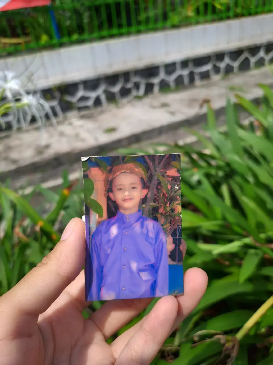 Ini foto pas dia masih SD. Kalo ga salah dulu ngasihnya ke aku pas dia SMP. Ga usah aku tag orangnya ya 😂