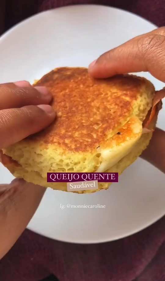 ✨ QUEIJO QUENTE ✨ . 1 ovo 1 colher de sopa de farelo de aveia  1 colher de creme de ricota  1 colher de café de fermento  Sal a gosto . Microondas por 2 minutos e tá pronto. . Não esquece de salvar, porque esse lanchinho te salva! 🤤 Créditos: 😍🥰 #queijoquente #paofit #emagrecerrapido #perderpesorapido #receitafaceis 