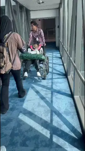 Innailahi Innailahi wa Innailahi Rojiun kabar Duka dr bandara Soekarno Hatta jakarta  hr ini tgl 23 September 2025  Mba Yusi Erawati yg pulang dalam kondisi lumpuh, Yg saya dampingi langsung dr Taiwan ke Indonesia  ditanyakan meninggal Dunia saat dievakuasi mau turun dr pesawat  Terimakasih buat Yayasan @tokoindoallena yg sudah menyiapkan tim medis,Dan ambulan Tapi Takdir Berkata lain. Semoga Amal Ibadahnya Diterima Dan Ditempatkan Disurganya ALLOH  Alfatekah Husnul Khotimah