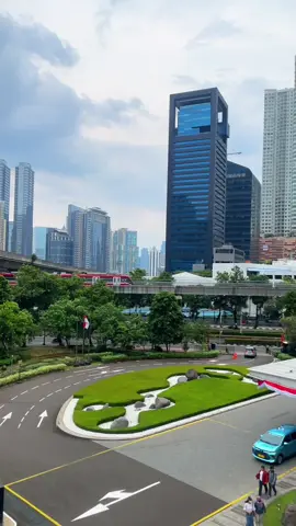 Setuju atau tidak setuju menurut gua ini adalah Salah satu spot terindah di Jakarta buat bengong atau ngopi santai sama temen-teman. Famillymart terindah yang ada dikawasan Trinity Tower. Ouh iya disini Free ko asal jajan aja. Apalagi abis macet”an mumet kerjaan lu bisa chill dimari. Gimana mau nyoba ga? #fypage: #trend #Irtjabodebek #trinitytower #jakarta 