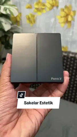 💡 Saklar Stop Kontak Mewah JK Bikin rumah makin estetik dengan pilihan saklar modern: hitam, putih, gold, atau abu. Bukan cuma keren, tapi juga awet & tahan lama! Cocok banget buat interior rumah minimalis. 🏠✨ 🔑 Keunggulan Saklar JK: ✅ Desain elegan & modern, bikin ruangan lebih mewah. ✅ Material berkualitas, tahan lama & tidak mudah rusak. ✅ Anti panas & kuat, aman digunakan sehari-hari. ✅ Varian warna hitam/putih/abu/gold, mudah disesuaikan dengan interior rumah. ✅ Harga hemat, kualitas premium setara produk branded. 💡 Solusi buat kamu yang mau interior rumah rapi, estetik, dan tetap fungsional. 👉 Lagi diskon GILA -55%! Buruan klik keranjang kuning sekarang sebelum harga naik ⚡ #SaklarStopKontakMewah #StopKontakEstetikMinimalis #SaklarRumahModernElegan #StopKontakHitamPutihGold