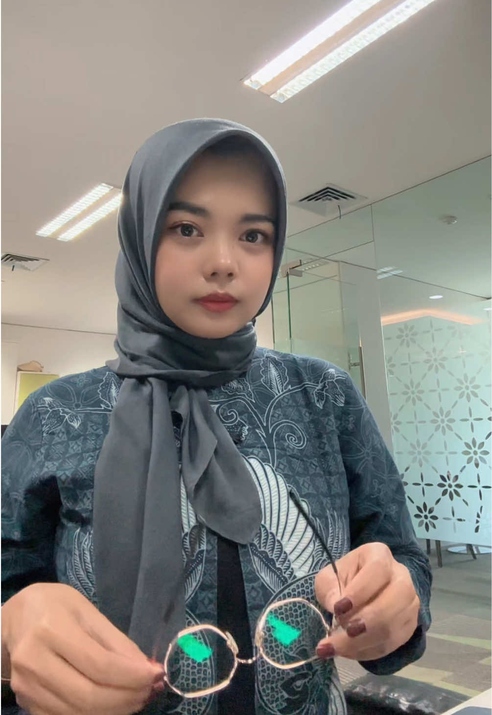 Dandan itu penting, tapi cantik isi kepalanya tetep nomor 1 sih 🤭 #fyp #corporatelife 