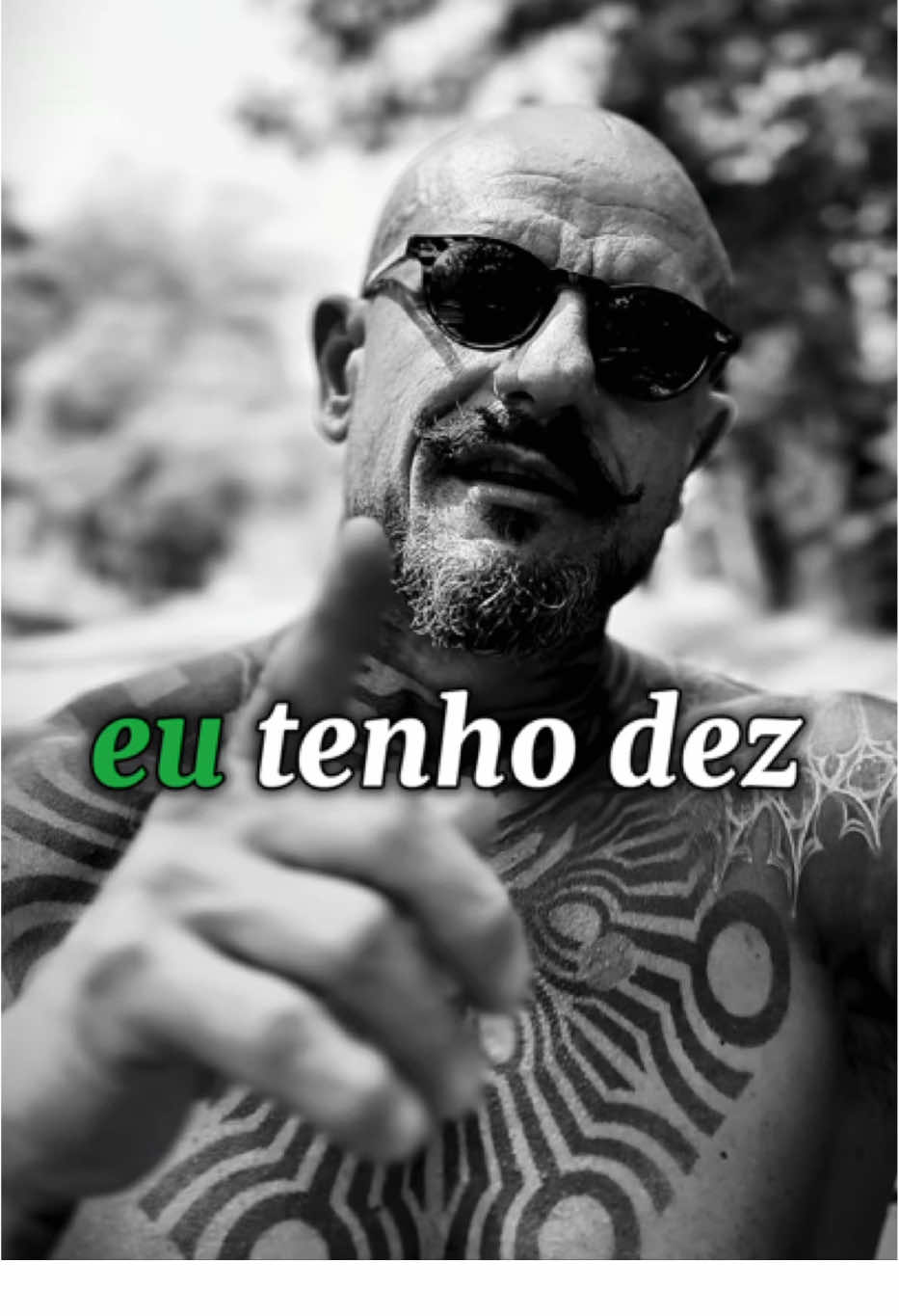 Quer agradar todo mundo? Vai virar estátua. Quer mudar o jogo? Então aceita: vão te chamar de louco até darem play no teu case. REGRAS DO INDOMÁVEL: 	1.	QUEBRA O MANUAL. 	2.	Erra rápido, aprende mais rápido, volta três vezes maior. 	3.	Disciplina fria > motivação morna. 	4.	Quando disserem “sempre foi assim”, responde: “não enquanto eu estiver aqui”. Você não nasceu pra caber. Nasceu pra transbordar. Enquanto eles pedem permissão, você tá entregando. Enquanto esperam o momento perfeito, você cria o momento. Quem tem visão não pede mapa — desenha. Comenta “SEM REGRAS” se hoje você escolhe a rota difícil e necessária. Salva pra reler quando a dúvida vier e marca o parceiro que vai te cobrar na prática. Quer meu passo a passo pra sair da ideia e ir pra execução?  Pegou a visão?😎  Segue e compartilha.🤜🏼 🌹  #desruptiva #mentes #crescimentopessoal 