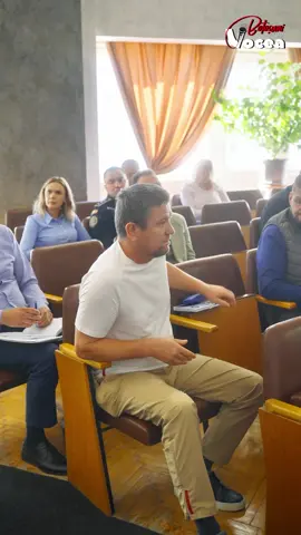 Hamlet cu replica ”a fi sau a nu fi” varianta Botoșani s-a jucat astăzi aproape cu casa închisă în sala de ședințe a Prefecturii.  Gelu Graur și consilierul județean AUR Boby Buciuleac s-au contrat pe sensul activității ATOP, utilitatea acestuia și eficiența ședințelor. Boby Buciuleac a fost invitat să-și dea demisia daca nu înțelege cu ce se ocupă ATOP. #voceabotosani #botosani 