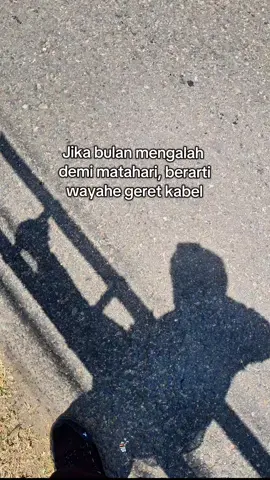 disana matahari sedang bersinar terik, disana juga kita sedang nggeret kabel fo #rtrwnet #rtrwnetindonesia #internetstabil #jinom #teknisiwifi #fiberoptics #ponorogo24jam #xcyzba #4u #fypシ #fyp 